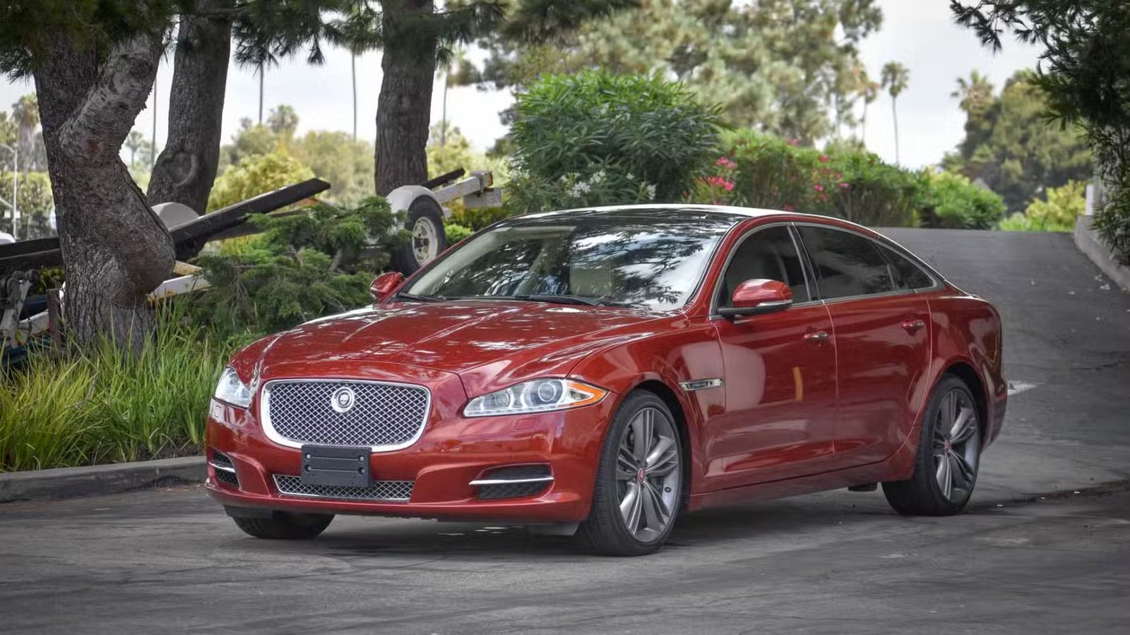 Plan statique 3/4 avant d'une Jaguar XJL Supersport 2011 rouge.