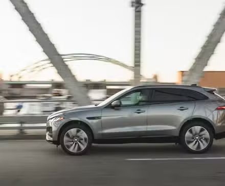 Vue de profil latérale d'une Jaguar F-PACE 2021 