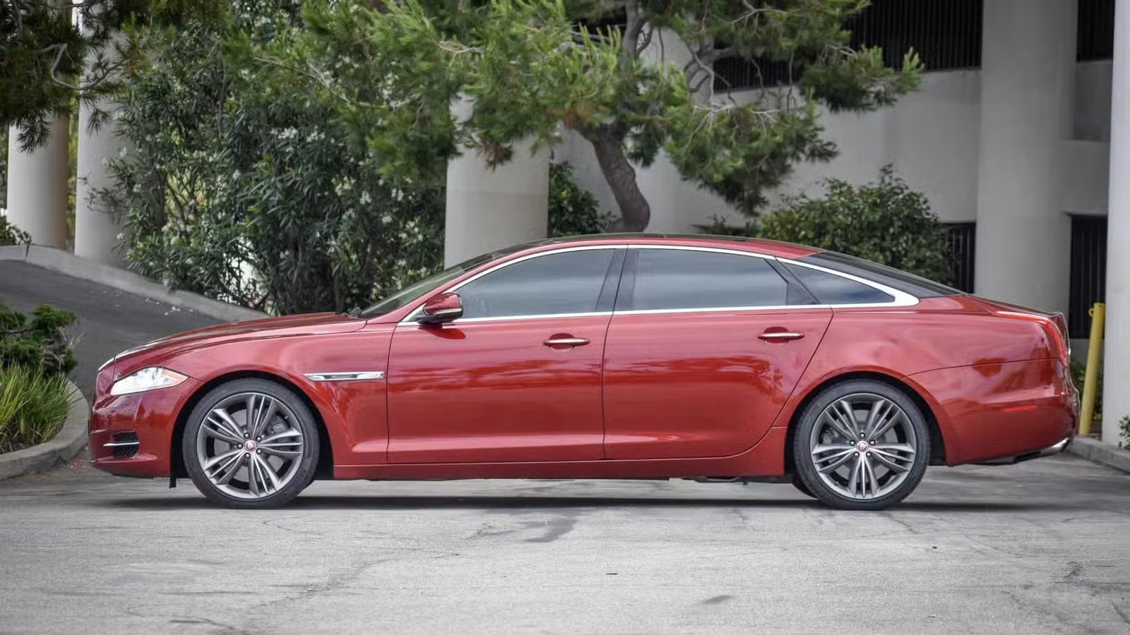 Photo de profil latérale statique d'une Jaguar XJL Supersport 2011 rouge.