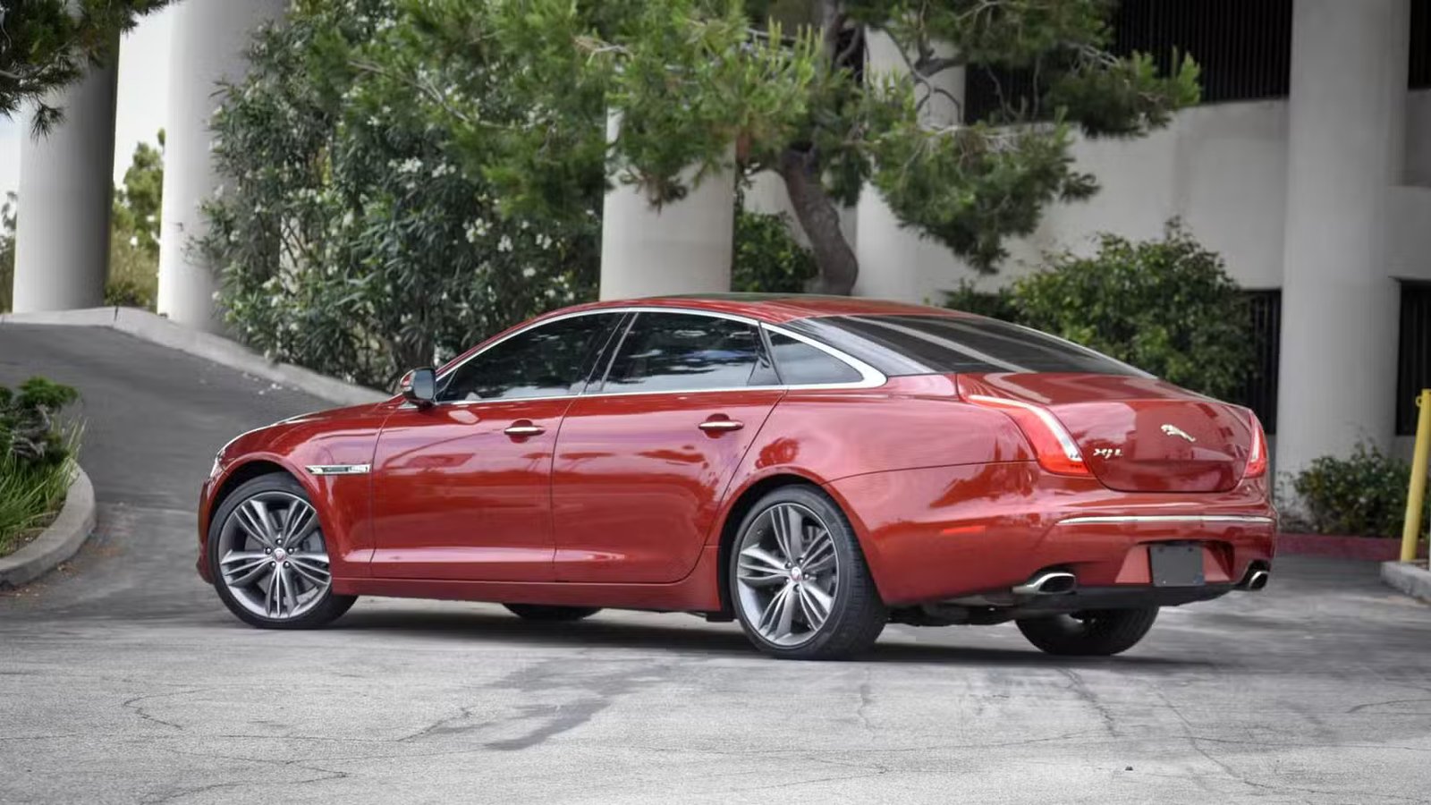 Plan statique 3/4 arrière d'une Jaguar XJL Supersport 2011 rouge.