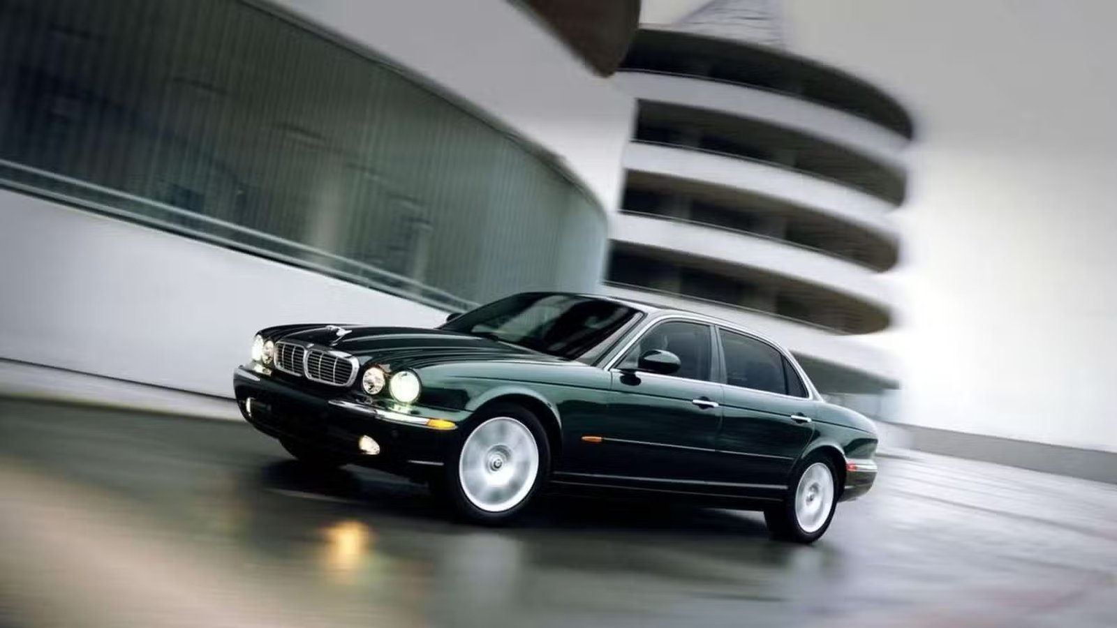 Plan dynamique 3/4 avant d'une Jaguar XJ8 L verte 2005.