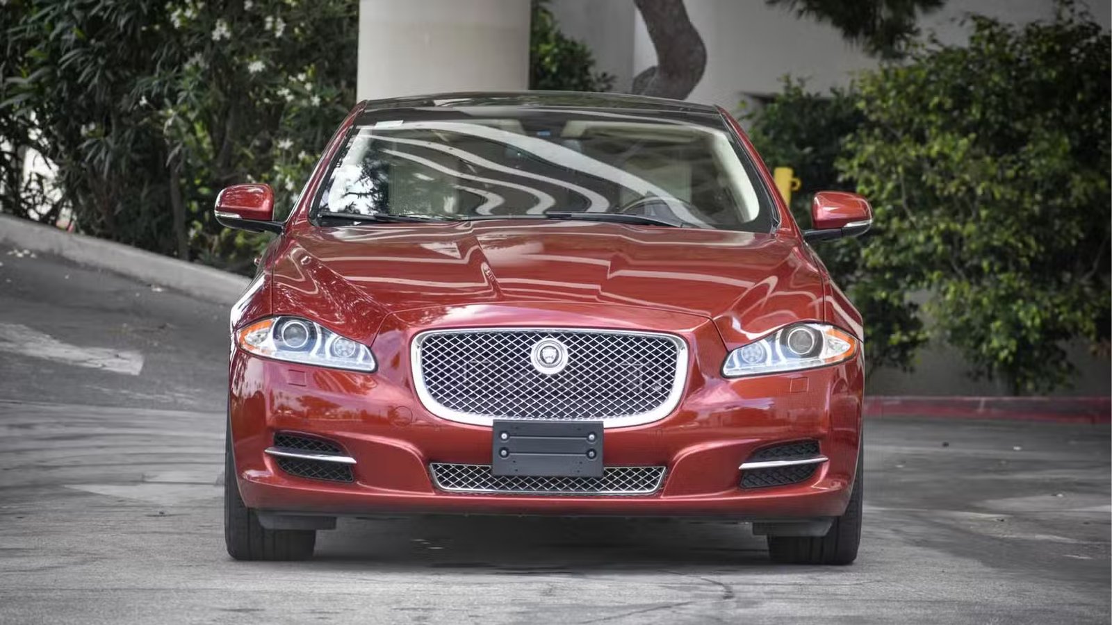 Photo statique de l'avant d'une Jaguar XJL Supersport 2011 rouge.