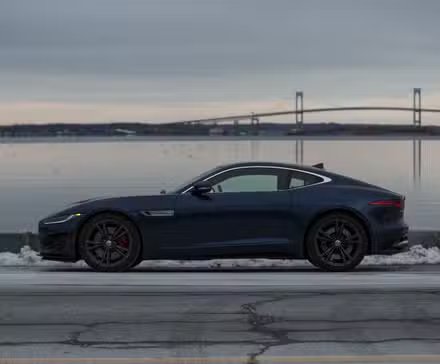Vue de profil latérale d'une Jaguar F-Type 2024 