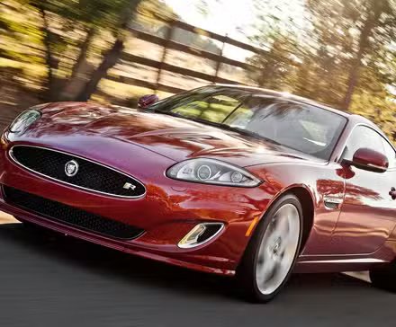 Plan d'action 3/4 avant d'une Jaguar XKR 2012 
