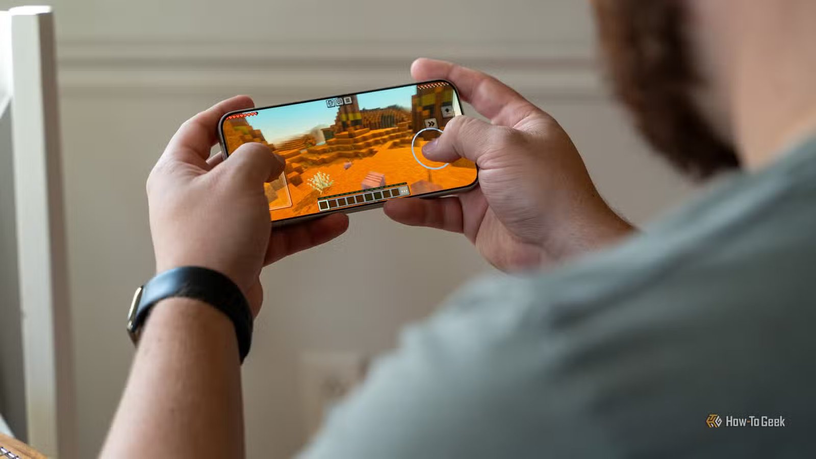 Une personne jouant à Minecraft sur le OnePlus 15.