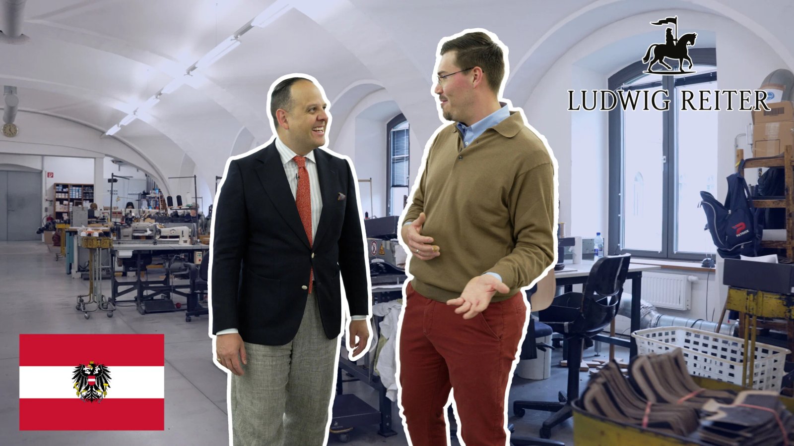 Deux hommes discutent dans une usine de chaussures