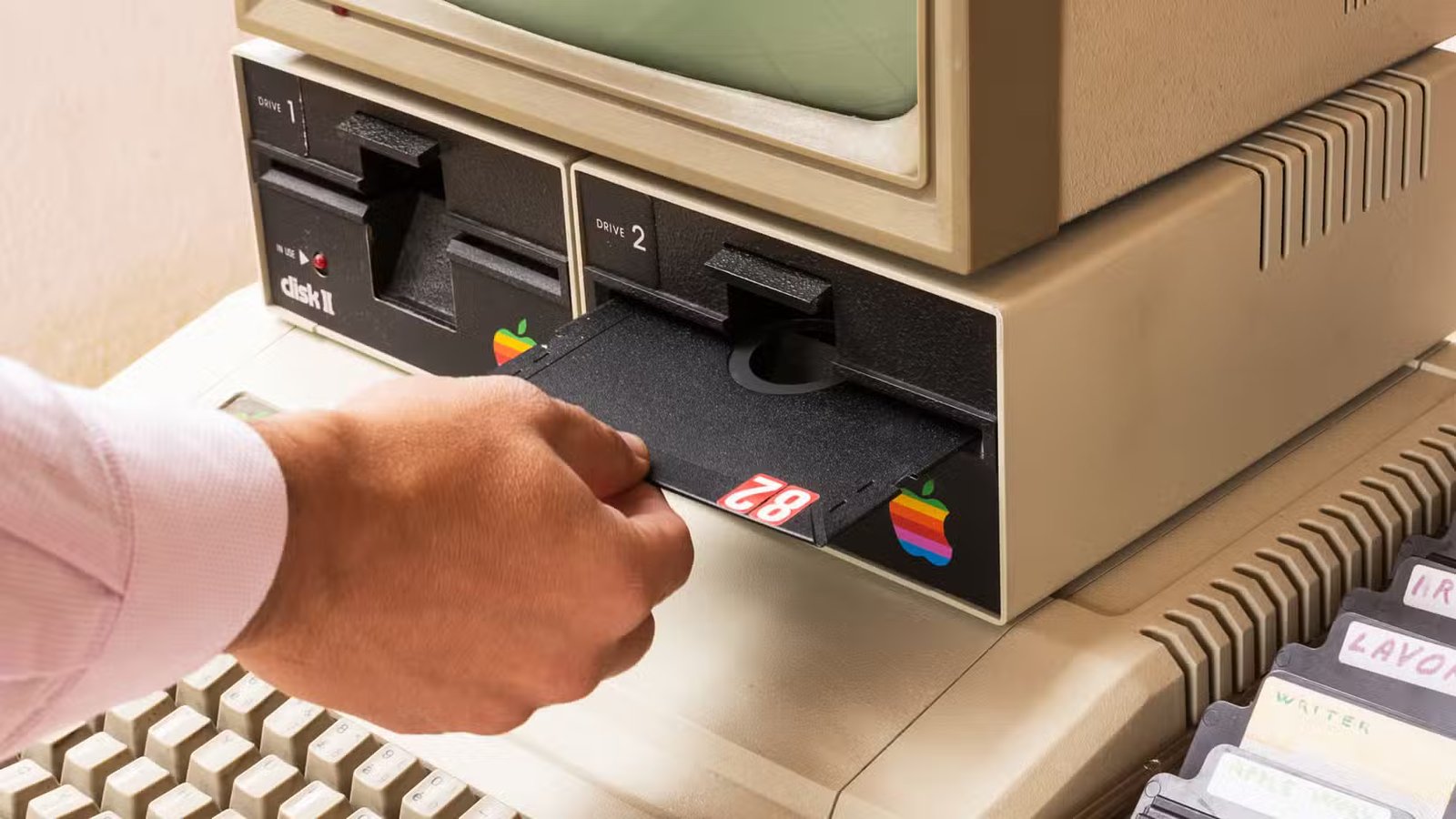 Apple II avec deux lecteurs de disquettes.