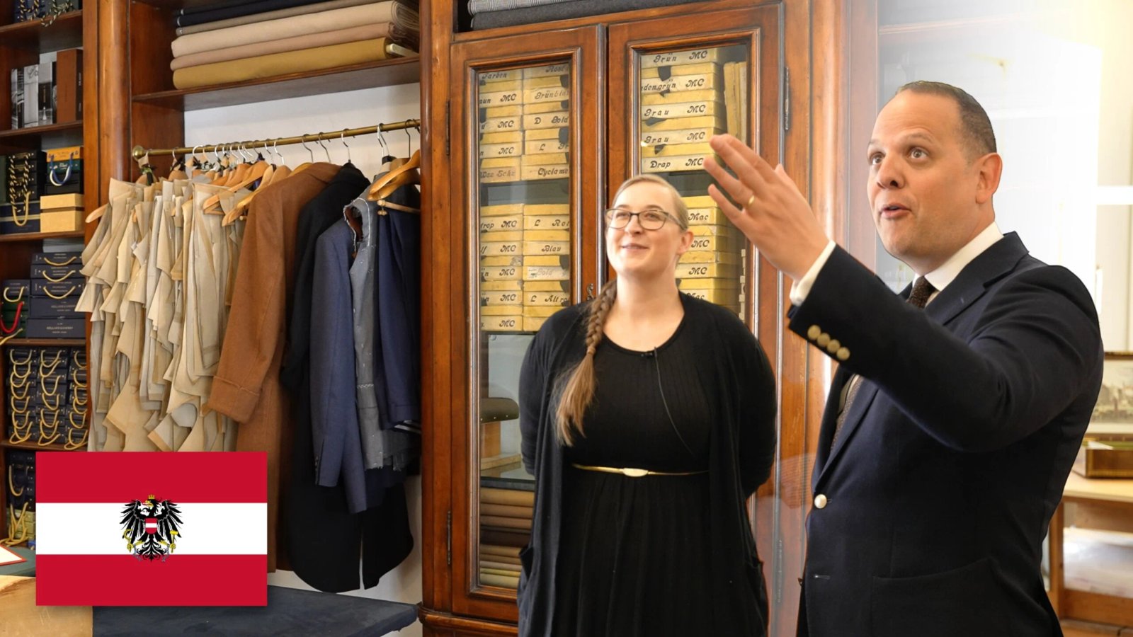 Un homme et une femme se tiennent dans une boutique de tailleur