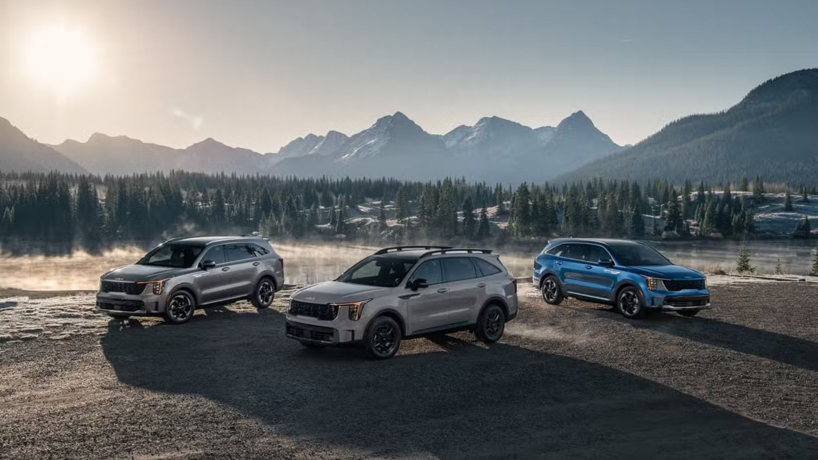 Plan statique de la gamme de la famille Kia Sorento avec des montagnes en arrière-plan.