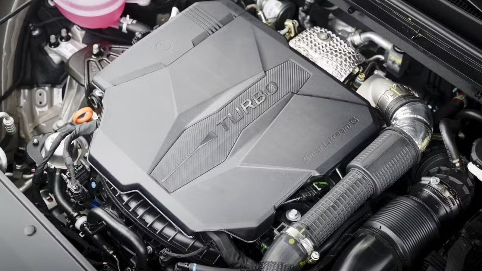 Gros plan du moteur quatre cylindres en ligne turbocompressé de 2,5 litres sous le capot d’un Kia Sorento 2026.