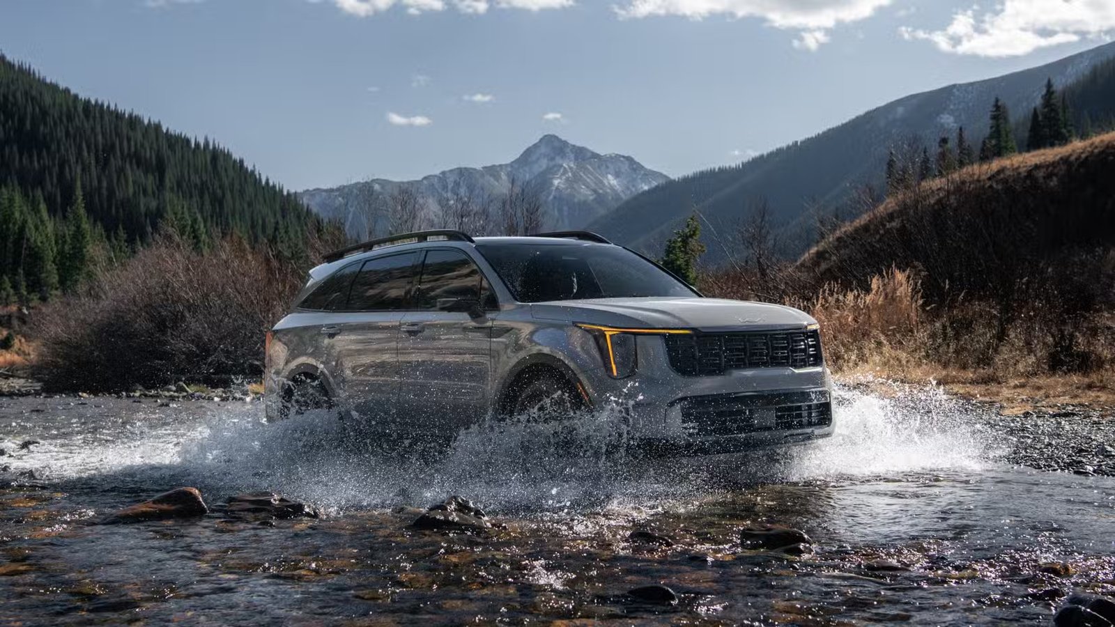 Plan d'action 3/4 avant d'un Kia Sorento 2026 pataugeant dans une rivière.