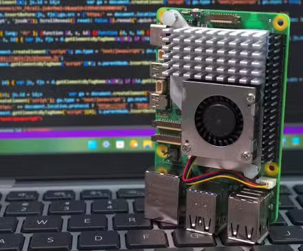 Gros plan d'un Raspberry Pi 5 sur le clavier d'un ordinateur portable.