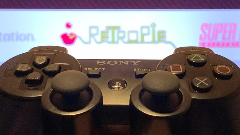 Manette PS3 avec RetroPie en arrière-plan.