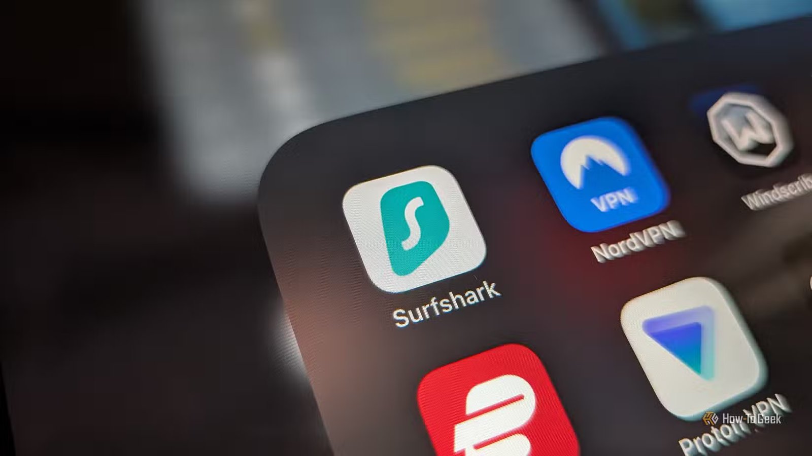 Dossier VPN sur iPad, avec gros plan sur Surfshark
