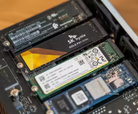 NAS SSD F4 de TerraMaster avec quatre SSD NVMe différents installés.