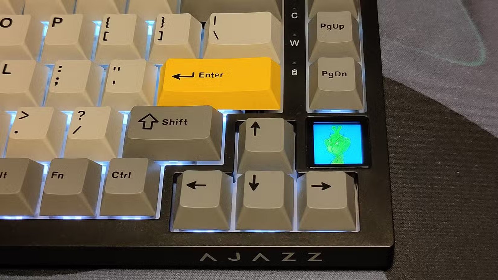 Un gros plan du clavier Ajazz AK820 Pro présentant un GIF sur l'écran intégré.