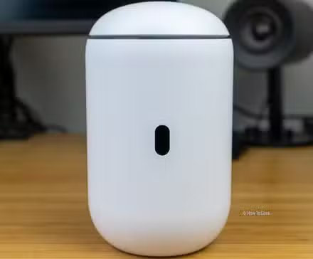 Une vue de face de l'Unifi Dream Router 7 avec l'écran visible mais éteint.