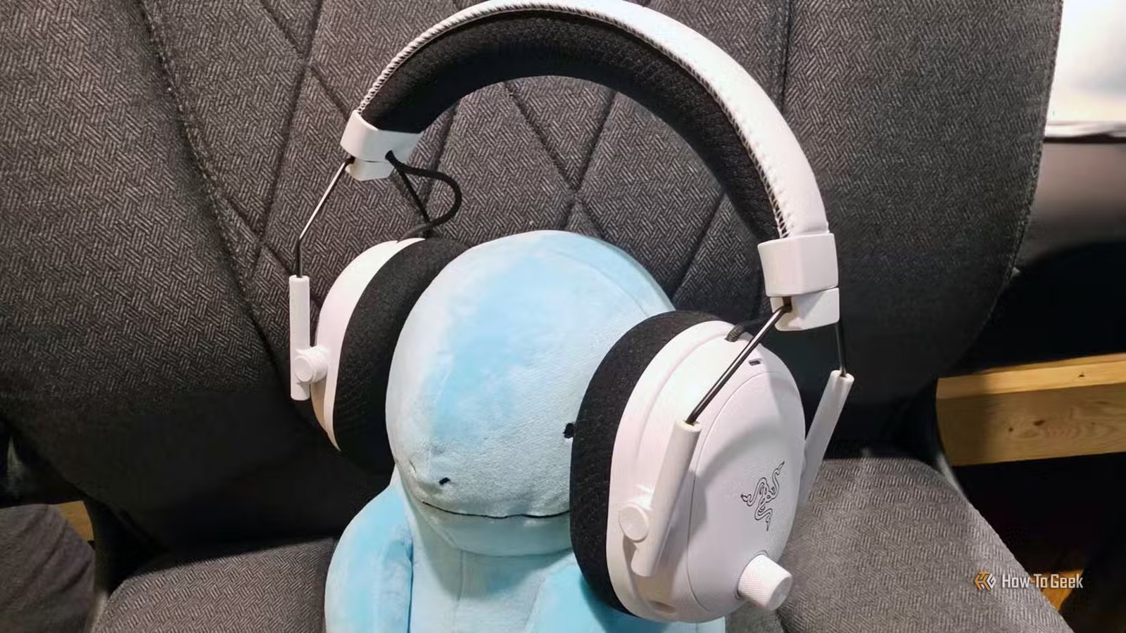 Un casque Razer BlackShark V3 Pro sur une peluche Pokemon Quagsire.
