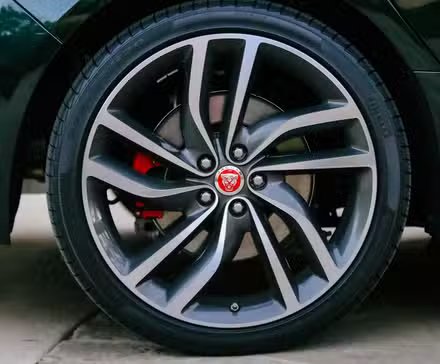 Gros plan de la jante en alliage sur une Jaguar XF P300 R-DYNAMIC SE 2021.