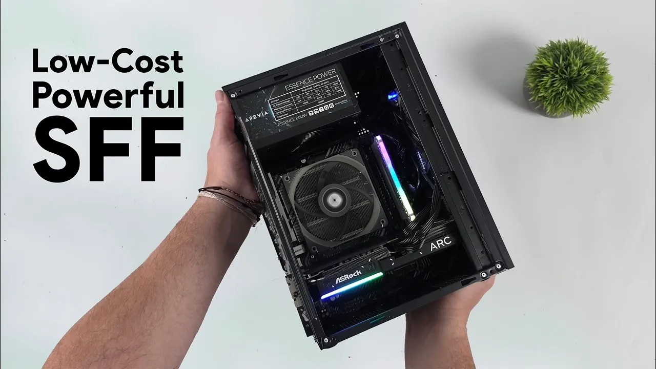 Gros plan de la carte Arc A570 de 10 Go installée au-dessus du dissipateur thermique NVMe dans un châssis MicroATX économique.