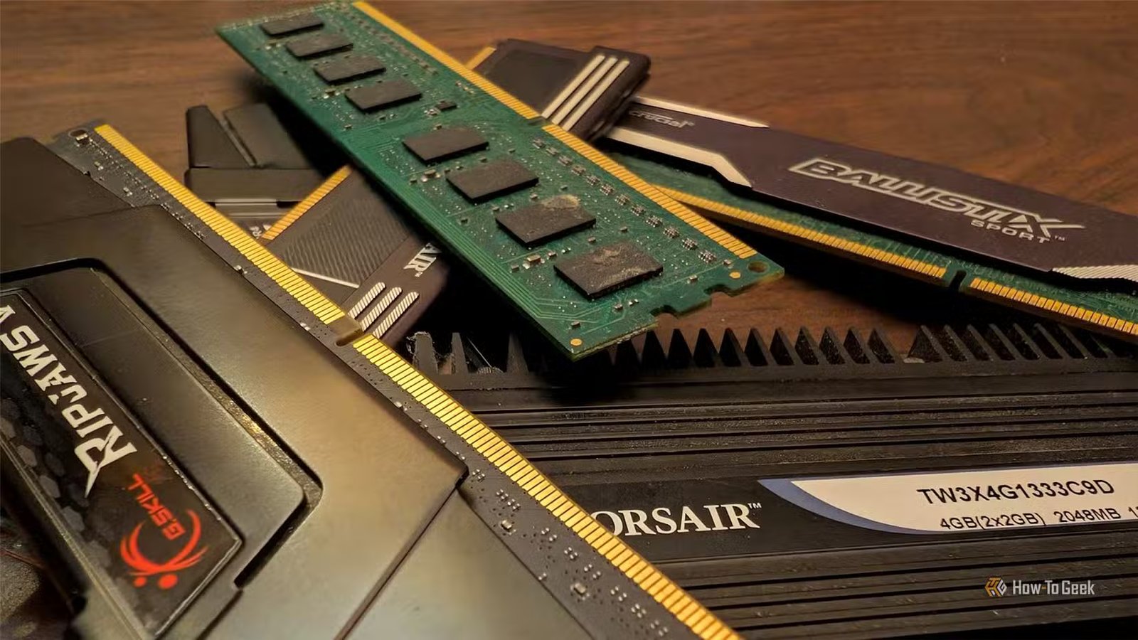Une pile de RAM plus ancienne sur une table.