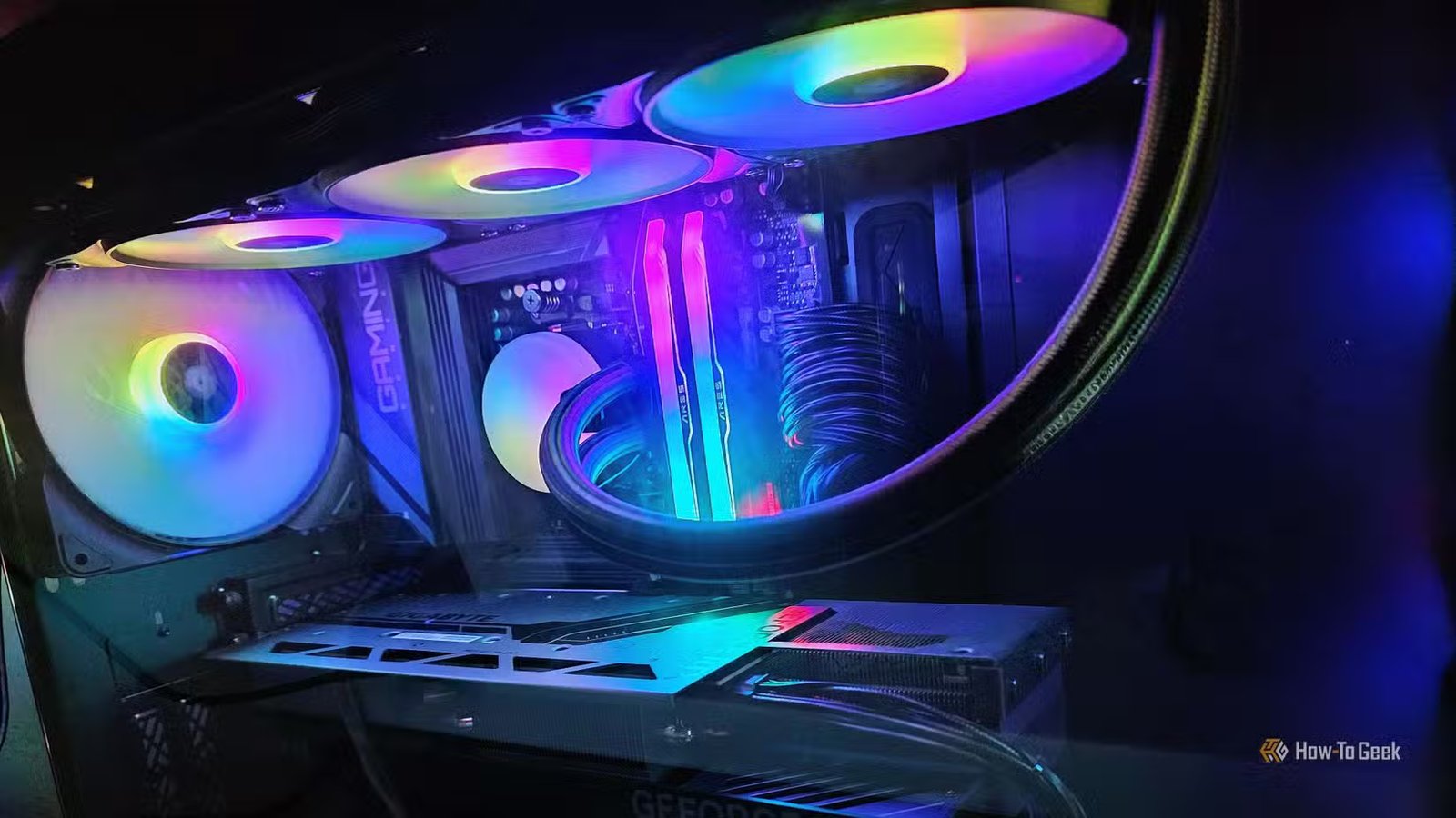 L'intérieur d'un PC de jeu, montrant le refroidisseur AIO, le GPU et un ventilateur de boîtier.