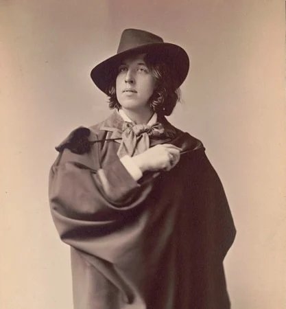 Oscar Wilde portant un chapeau fedora