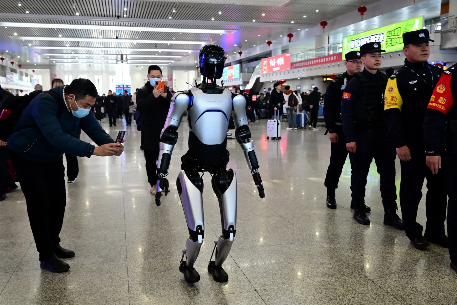 Le robot humanoïde AgiBot patrouille dans la salle d'attente de la gare de Jinhua le premier jour de la ruée vers les voyages de la Fête du Printemps, le 14 janvier 2025 à Jinhua, province du Zhejiang en Chine.
