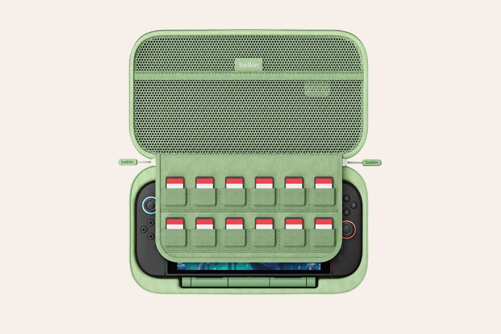 Charging Case Pro ouvert, montrant le rabat du support de la carte de jeu.