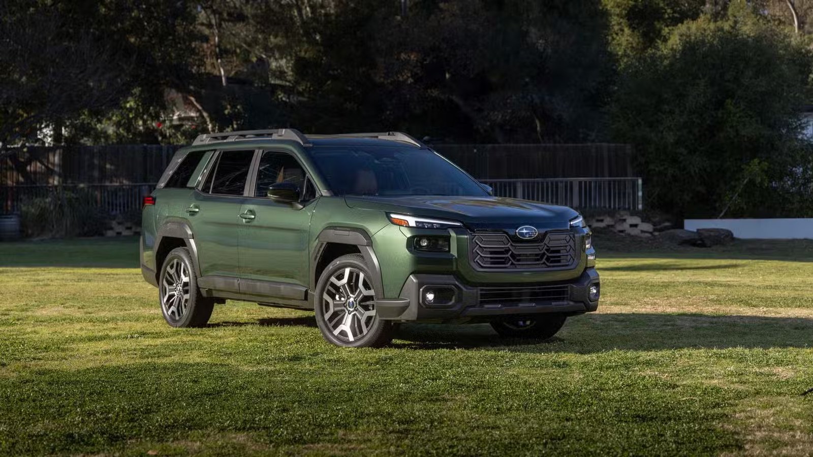 Plan statique 3/4 avant d'une Subaru Outback 2026 verte.