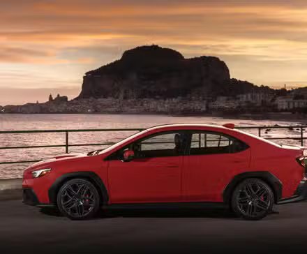 Vue de profil latérale d'une Subaru WRX 2024