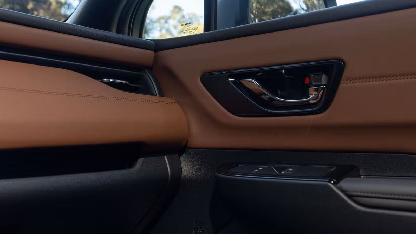 Gros plan de la poignée de porte intérieure d’une Subaru Outback 2026.