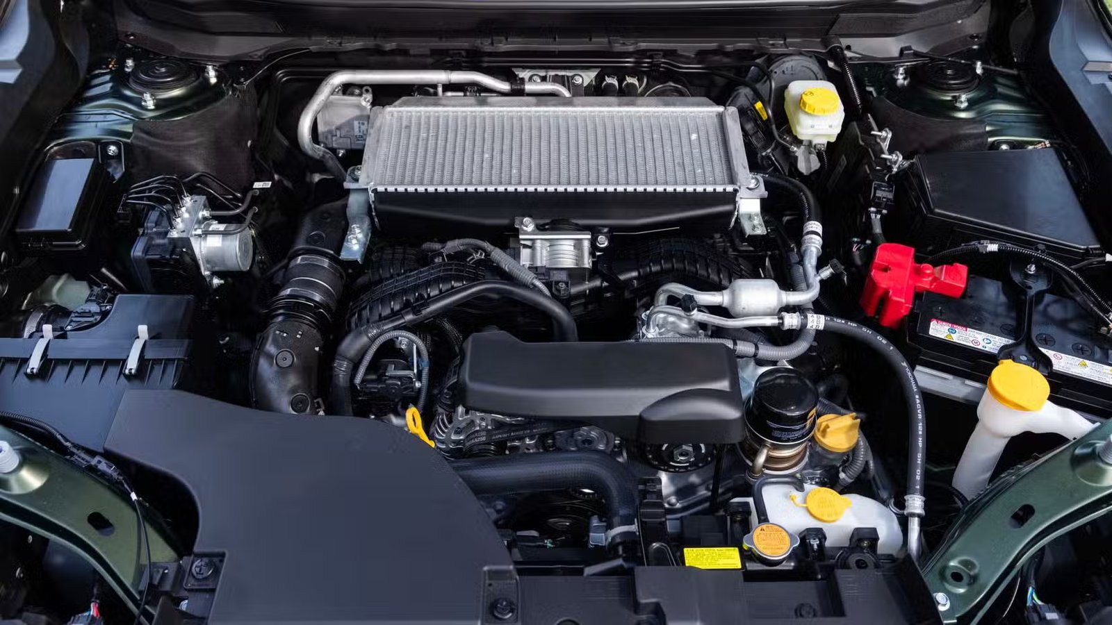 Gros plan du moteur sous le capot d’une Subaru Outback 2026.