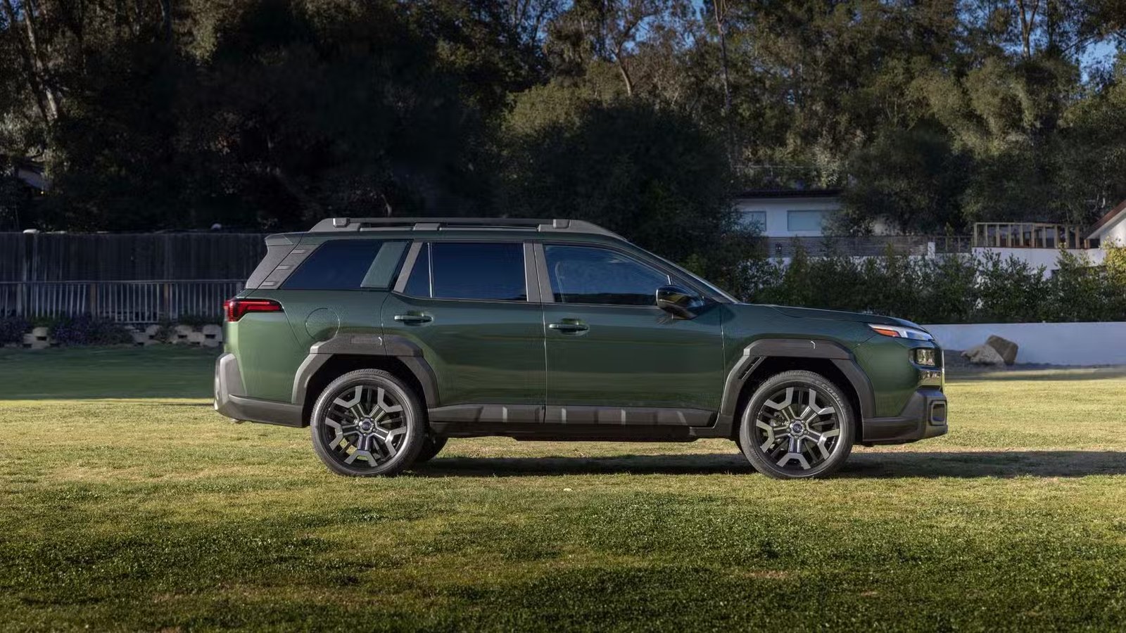 Photo de profil latérale statique d'une Subaru Outback 2026 verte.