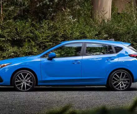 Vue de profil latérale d'une Subaru Impreza 2024