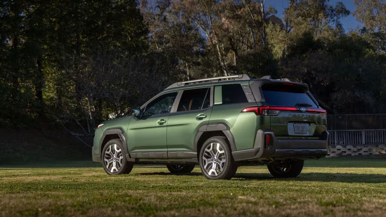 Plan 3/4 arrière statique d'une Subaru Outback 2026 verte.