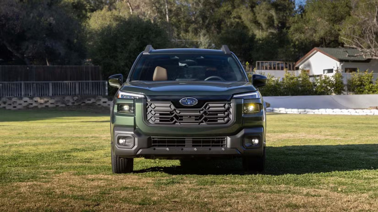 Plan avant statique d'une Subaru Outback 2026 verte.