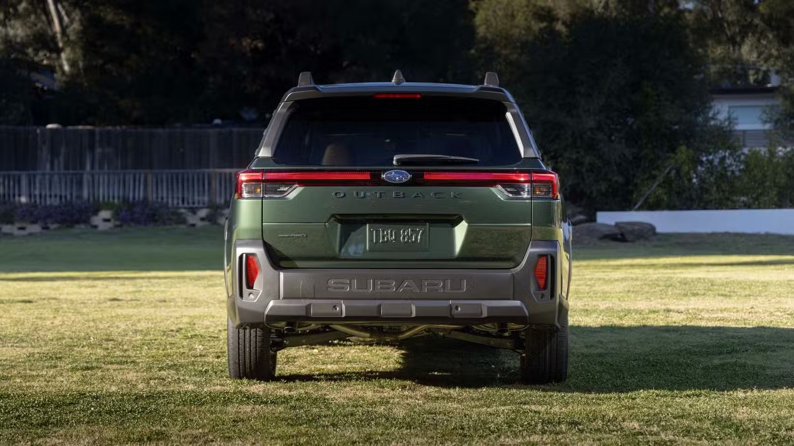 Plan arrière statique d’une Subaru Outback 2026 verte.