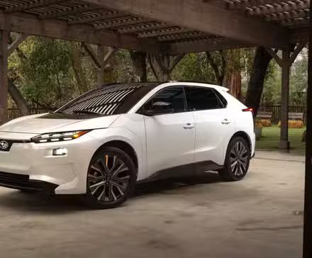 Plan 3/4 avant de la Subaru Solterra 2026 garée sous un abri d'auto.