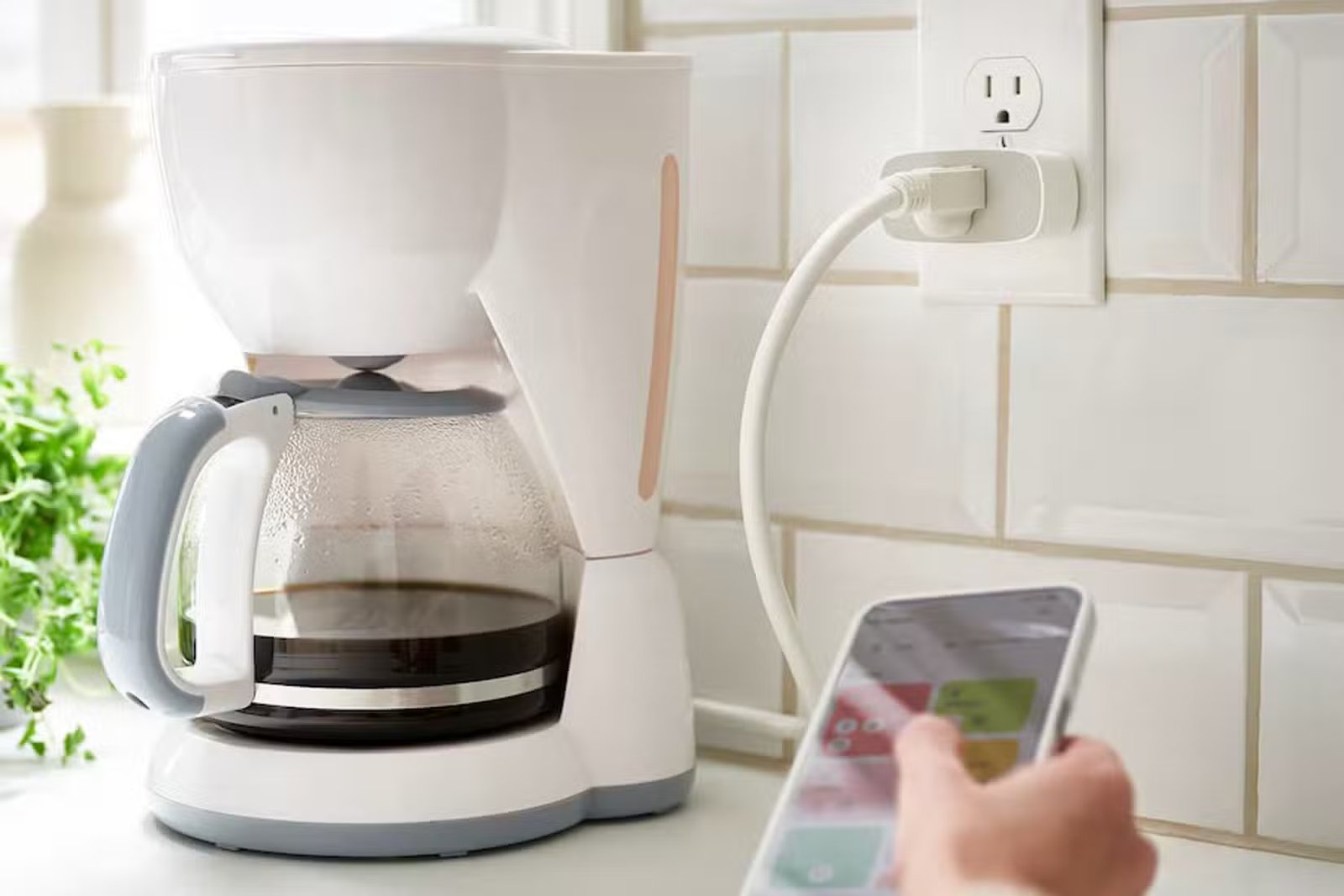 La prise intelligente inspirante connectée à une prise et à une cafetière.