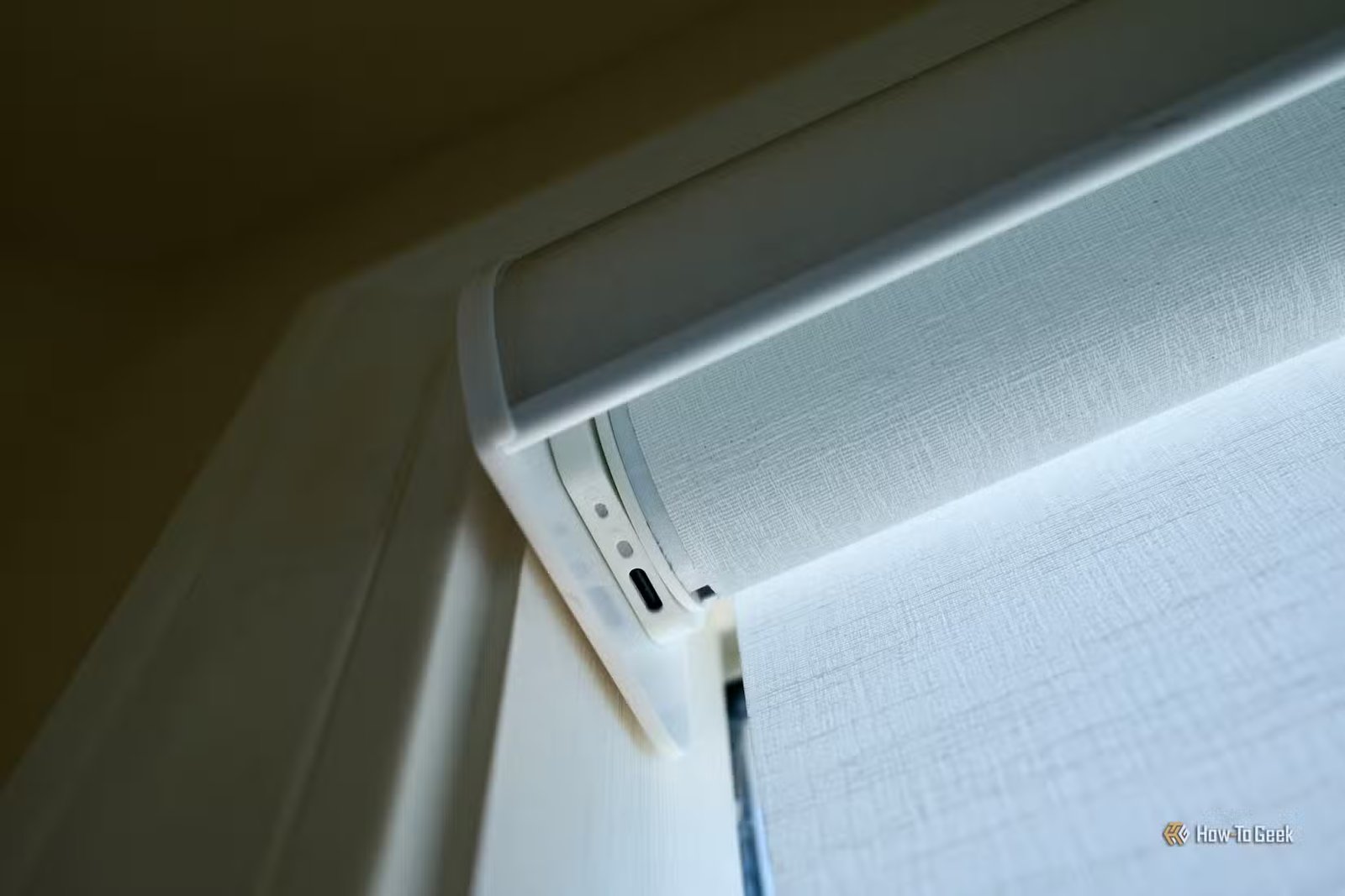 Port de chargement sur les stores à enroulement motorisés intelligents BlindsMagic.