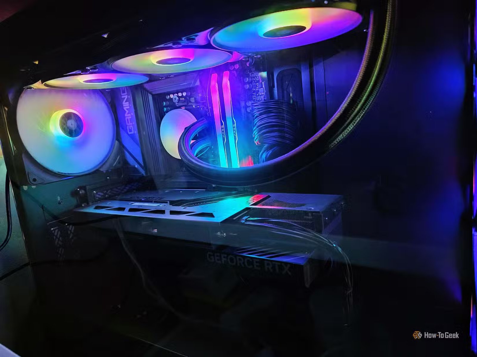L'intérieur d'un PC de jeu, montrant le refroidisseur AIO, le GPU et un ventilateur de boîtier.