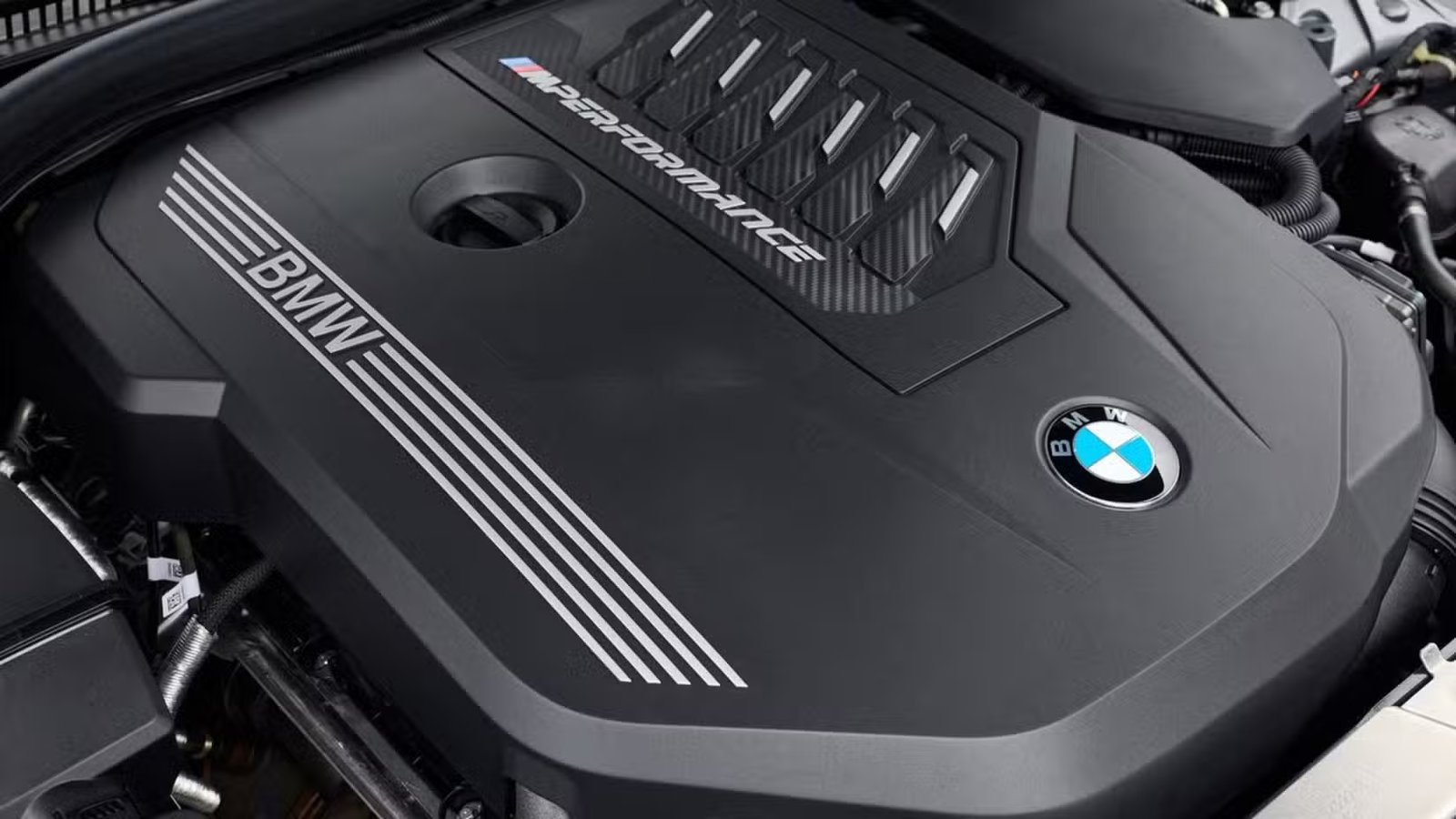 Gros plan du moteur sous le capot d’une BMW M340i xDrive 2023.