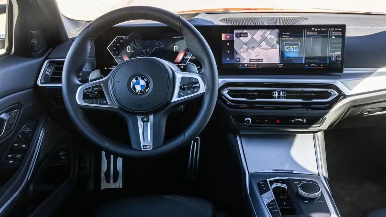 Gros plan du volant et du tableau de bord à l'intérieur de l'habitacle d'une BMW M340i 2023.