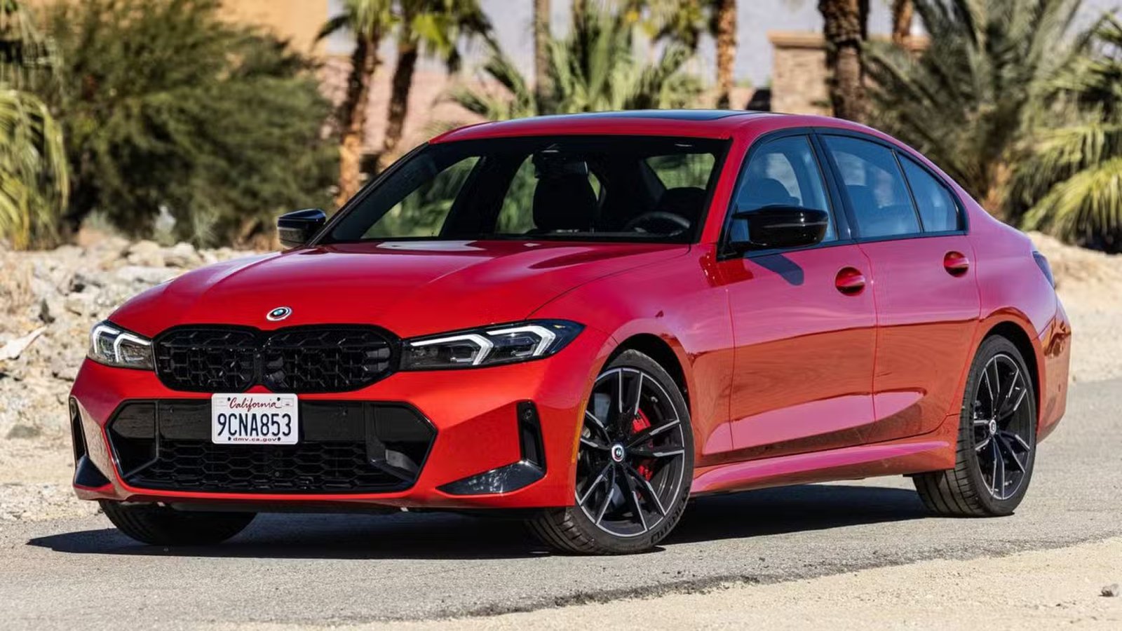 Plan statique 3/4 avant d'une BMW M340i 2023 rouge.