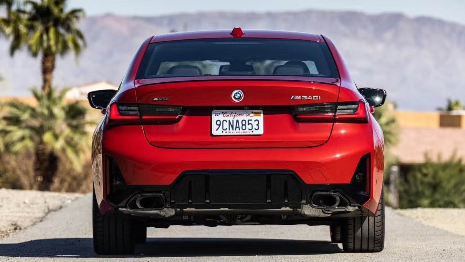 Plan arrière statique d’une BMW M340i 2023 rouge.