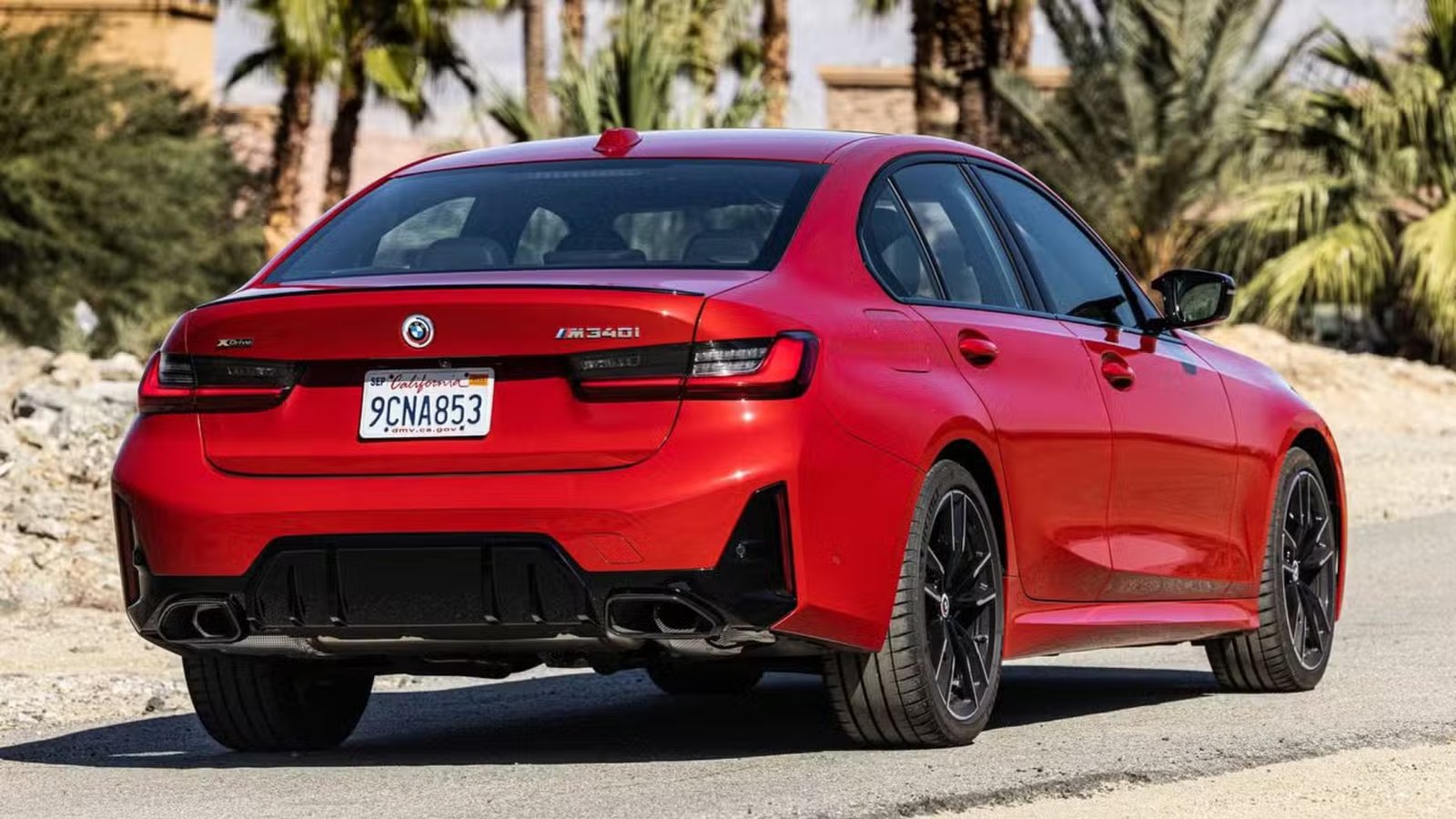 Plan 3/4 arrière statique d'une BMW M340i 2023 rouge.