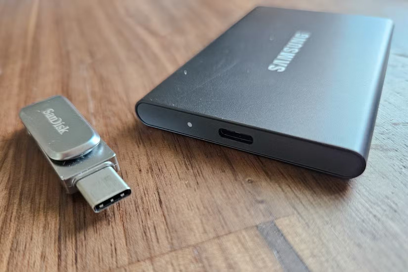 Une clé USB-C à côté d’un SSD externe