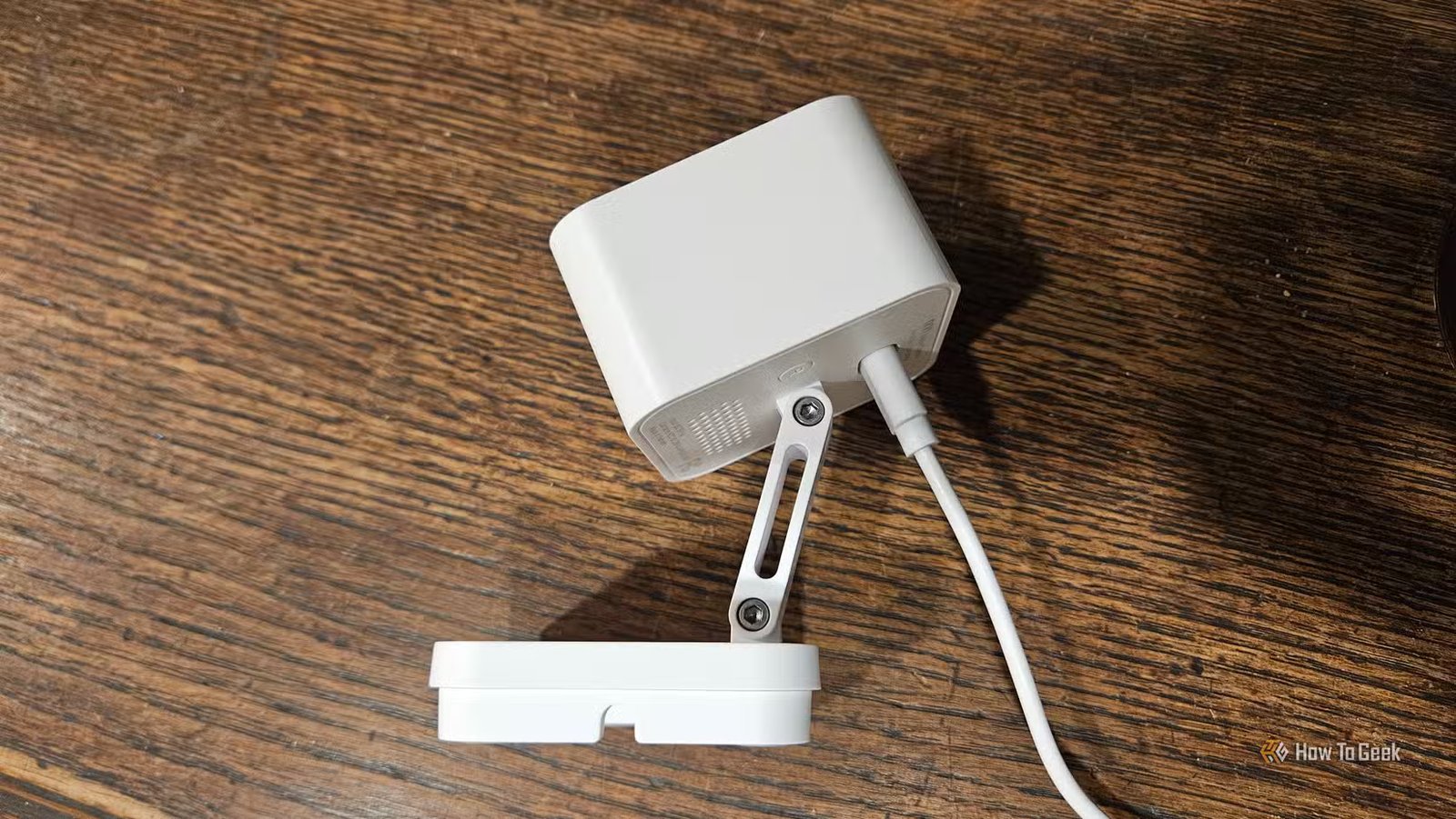 La caméra de sécurité intérieure filaire Onn sur le côté