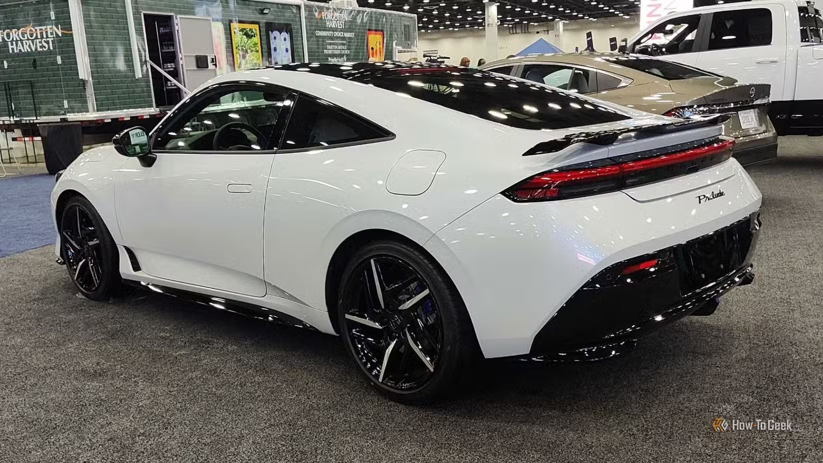 Plan 3/4 arrière statique d'une Honda Prelude hybride 2026 blanche.